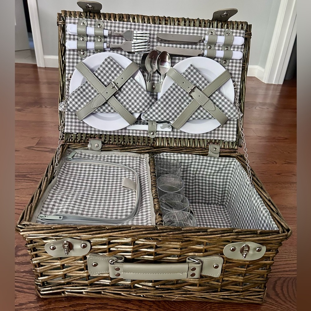 Picnic Basket for 4 People. Complete with Built-in Insulated Compartment